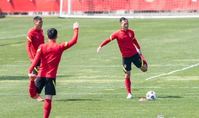 哈哈体育十年运营-日韩对抗赛一触即发 为避新冠韩国队吃饭排排坐